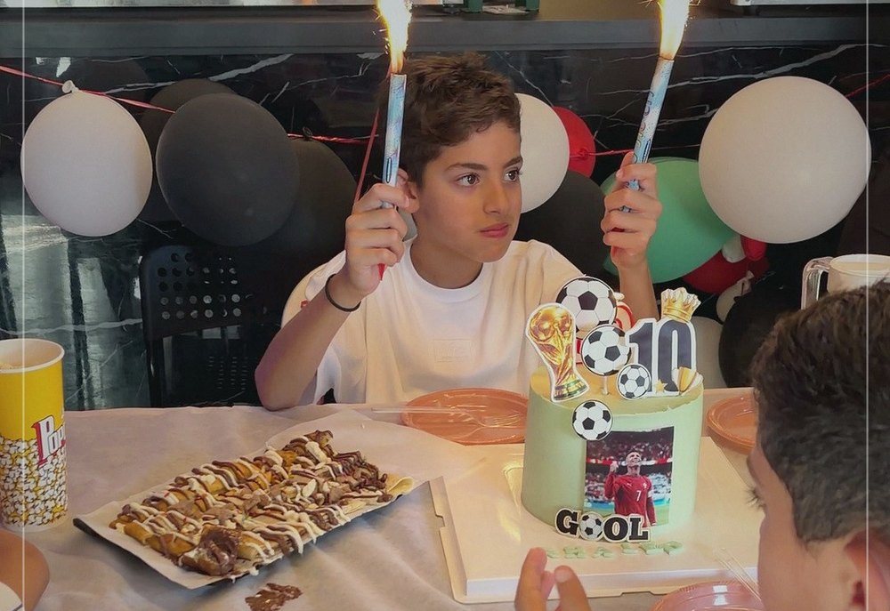 The cake ceremony at a boys' birthday party at Moba Center — cake, sparklers and balloons